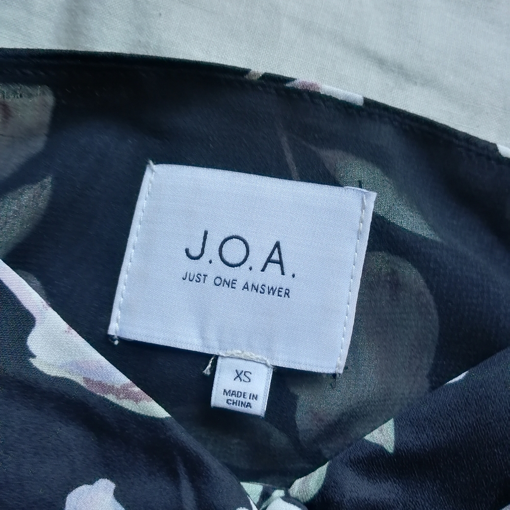 J.O.A. Floral Cold Shoulder Flutter Button Front Blouse XS Revolve - Picture 3 of 11